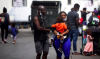 Migrantes haitianos esperan ser liberados en territorio estadounidense
